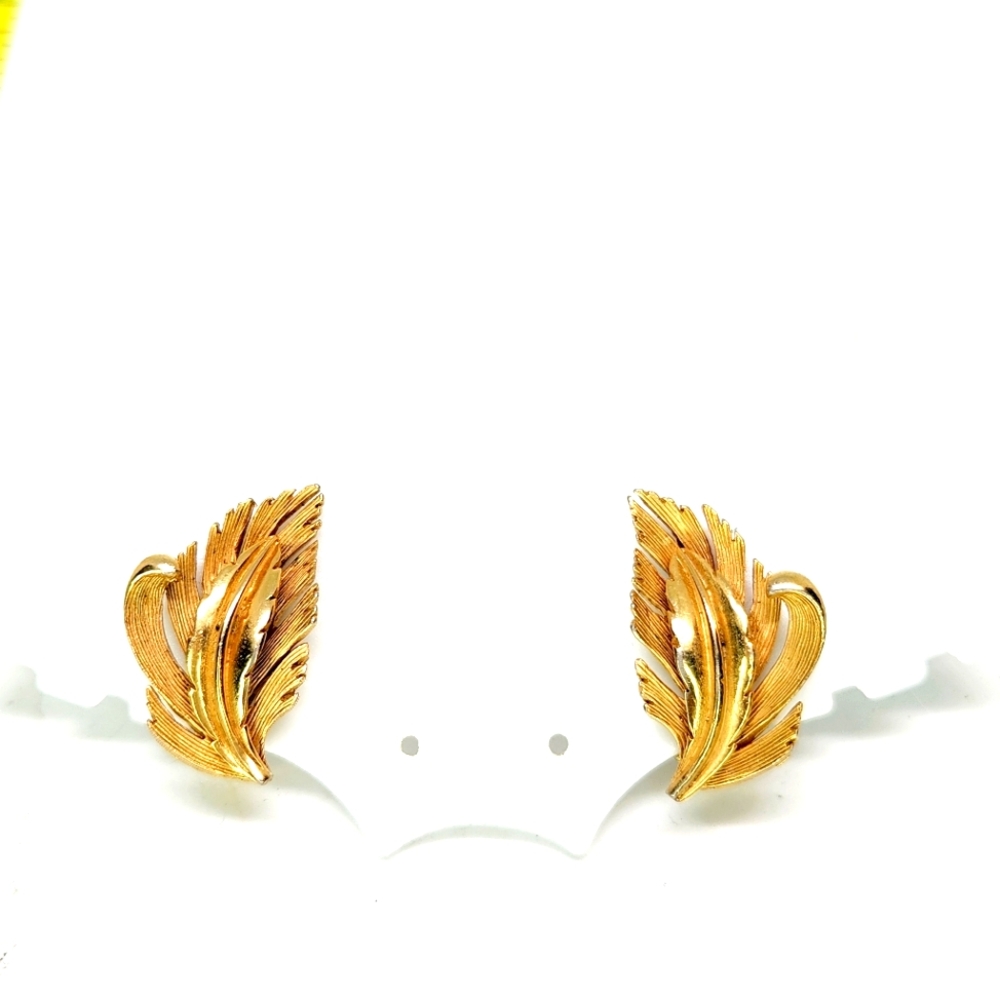 VTG SIGNED LISNER Gold Tone Metal 1" Stud Earrings clip on 3d TEXTURED LEAF